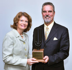 Murkowski receives GEO Champion Award