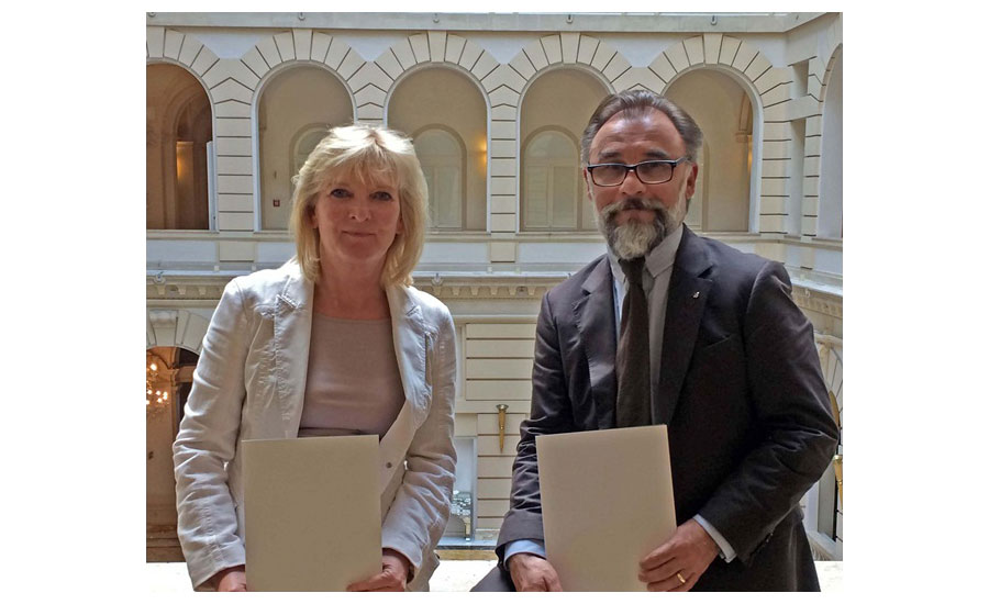 Monika Witt, chairwoman of eurammon, and Christian Herten, outgoing president of Eurovent, signed a memorandum of understanding.
