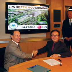 Andrew Bellina, senior policy advisor, U.S. EPA Region 2, and Wayne Park, president and CEO, LG Electronics USA