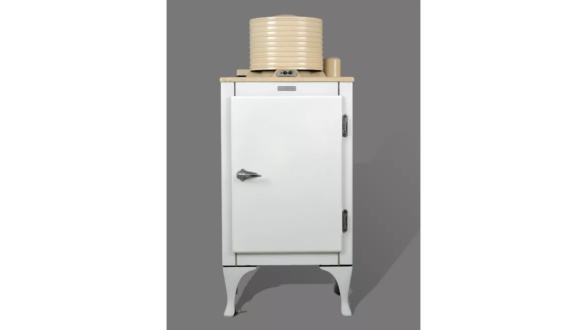 2003.56_GERefrigerator.jpg