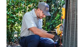 Del_Air_tech-checking-unit.jpg