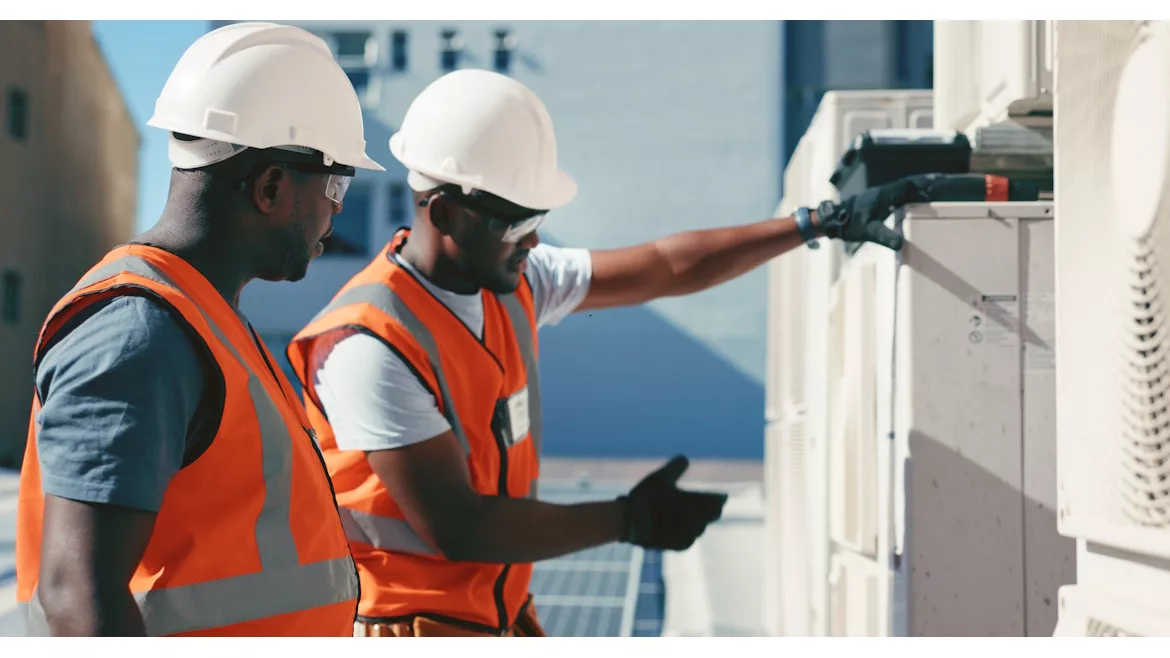 Mentor-and-trainee-with-rooftop-unit.jpg