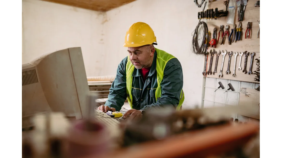 contractor-using-software.jpg
